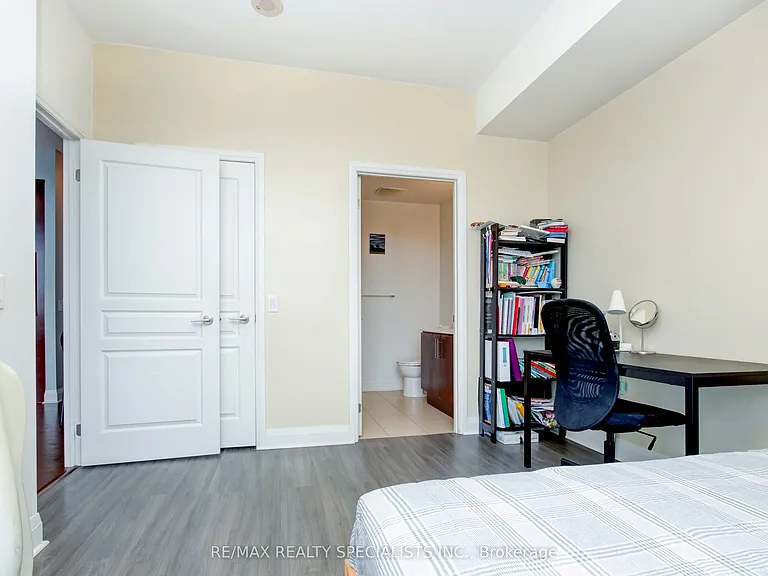 1 Hurontario St #1005 — Photo 17