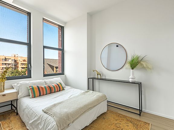 4th image of 955 Sterling Pl #324