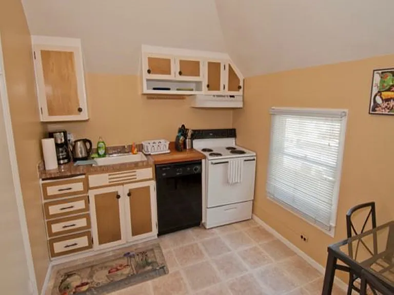 2242 NW Irving St #3 — Photo 5