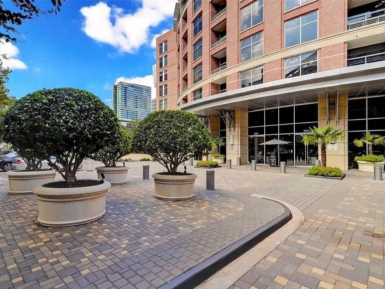 1901 Post Oak Blvd #2402 — Photo 29