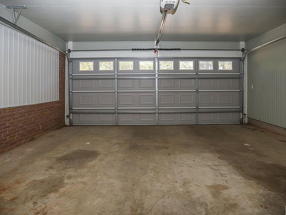 4th image of 1400 S Maple St