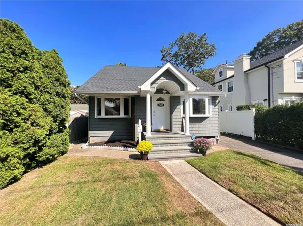 2587 Loftus Avenue, Oceanside, NY 11572