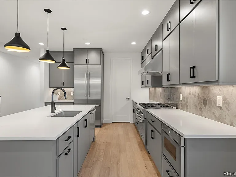 588 Adams St — Photo 8