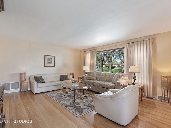 3rd image of 7558 N Oriole Ave
