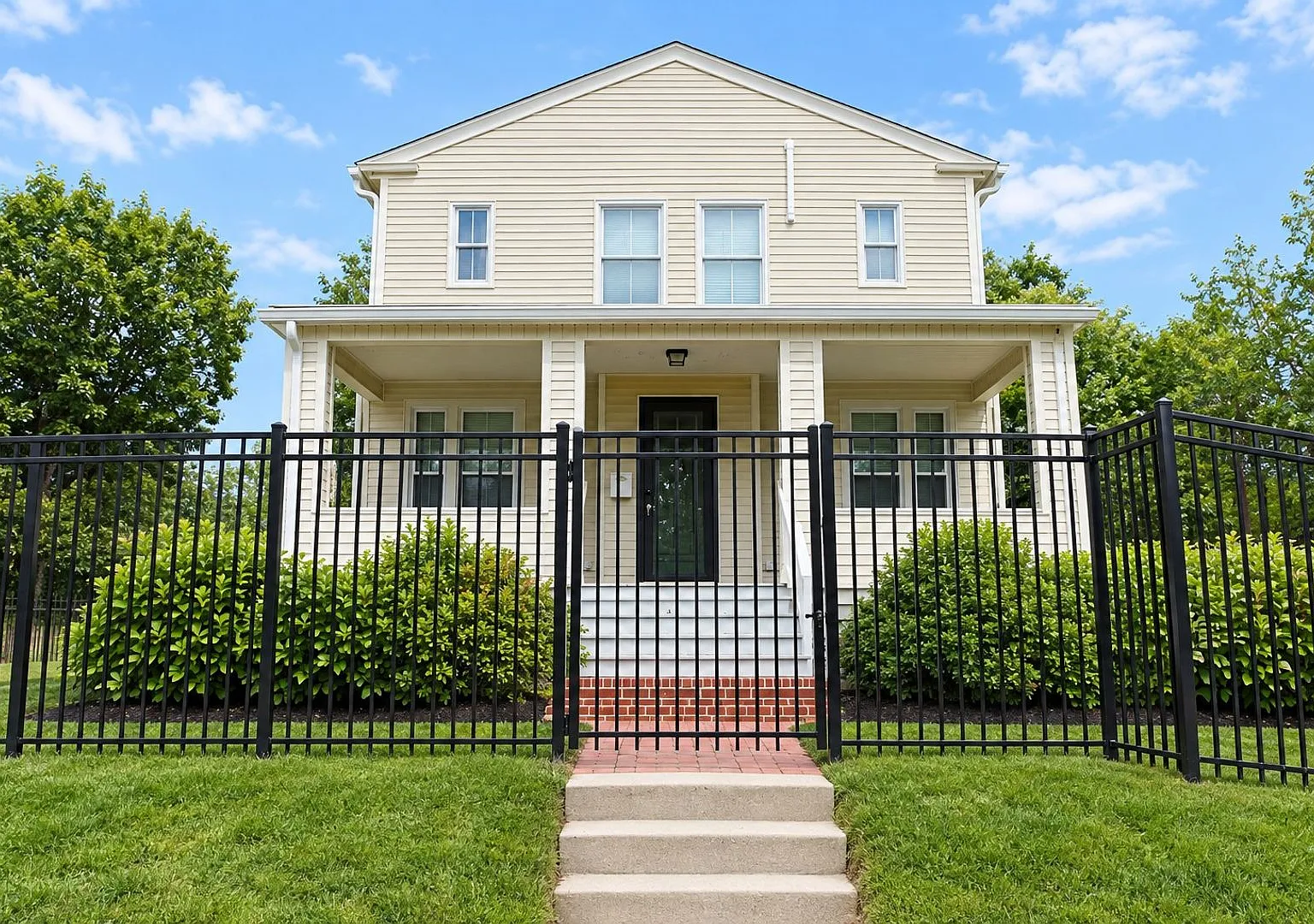 Charming 3-Bedroom Home with Large Fenced Yard & Convenient Location — Photo 2