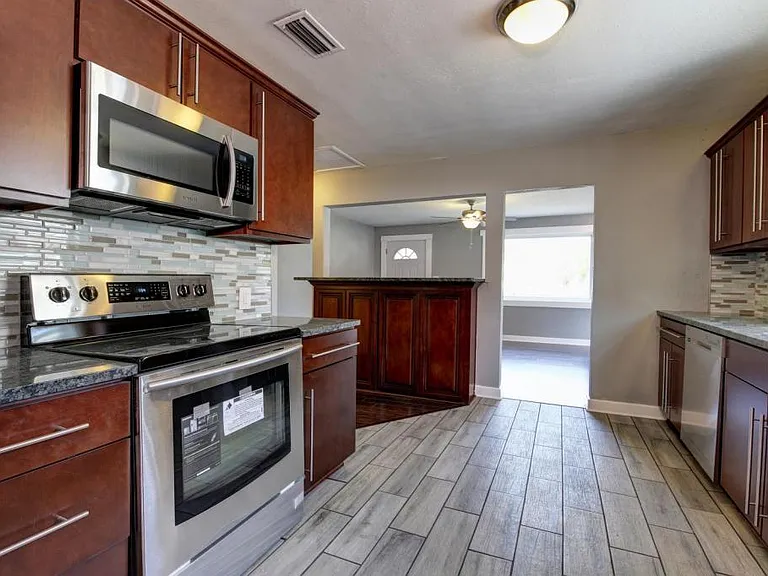 1421 Rogers St — Photo 8