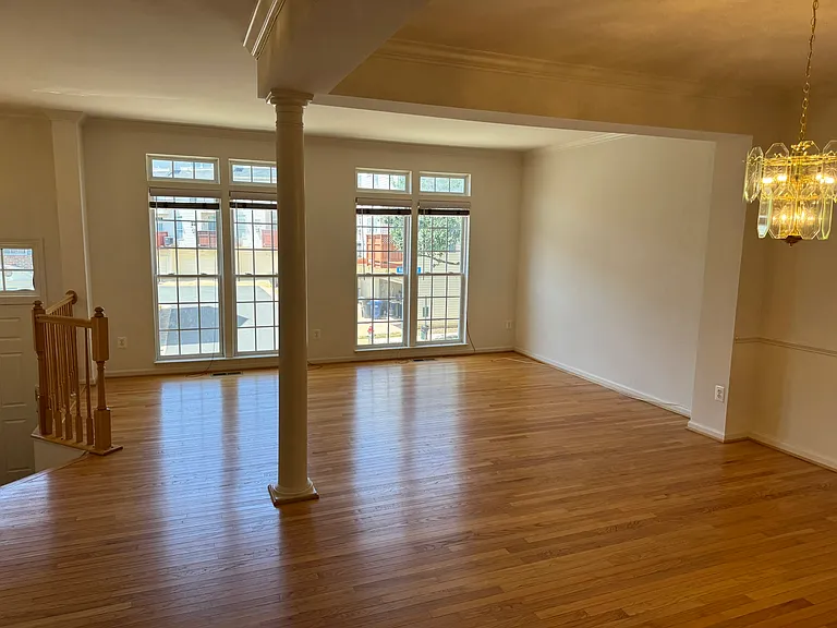 2743 Manhattan Pl — Photo 25