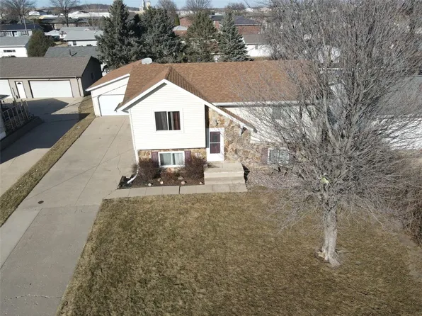 1601 W 4th St, Vinton, IA 52349