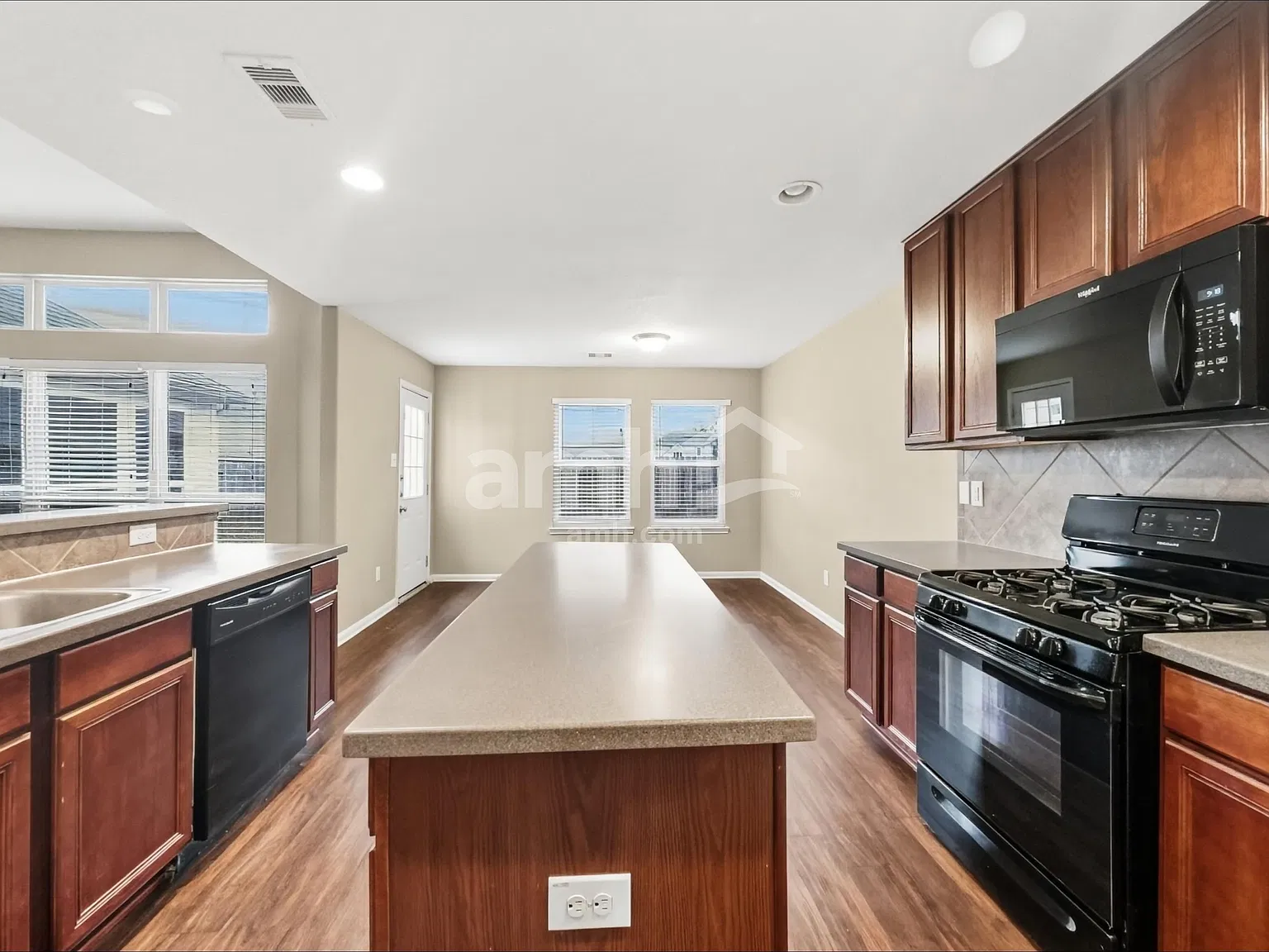 3 bed, 2.0 bath, 2293 sqft, $2,255 — Photo 4