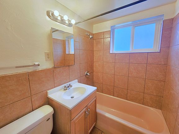 5th image of 801 N Dahlia St #8