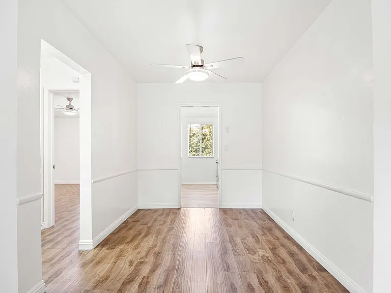 Hollyview Apartments — Photo 8
