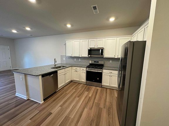 Kitchen w/gas stove