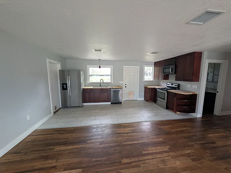 1014 Hayden Rd — Photo 3