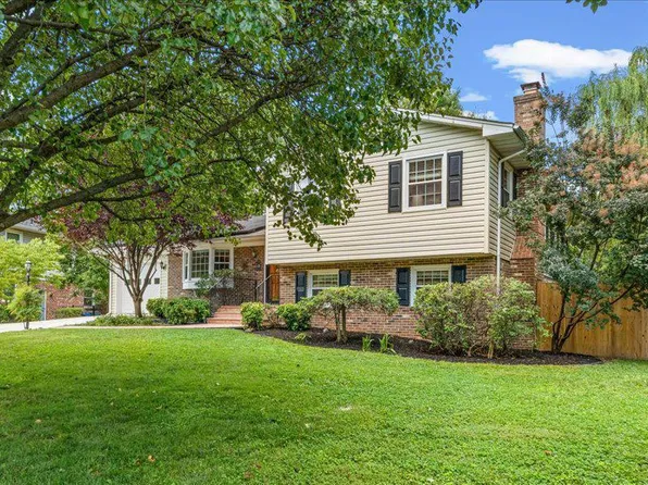 8709 Triumph Ct, Alexandria, VA 22308