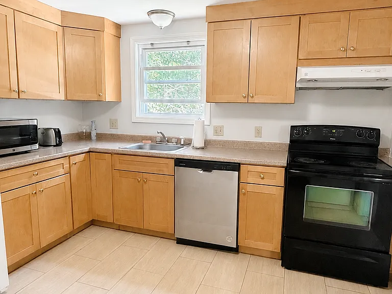 176 Winthrop St #B — Photo 6