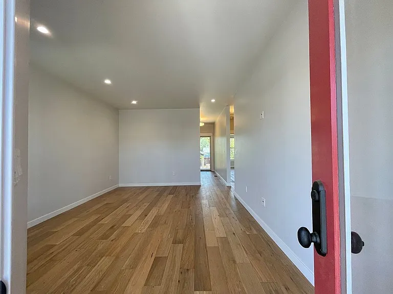 1027 Lincoln Ave — Photo 5