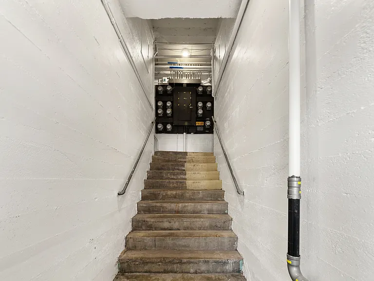 Vista Court — Photo 15
