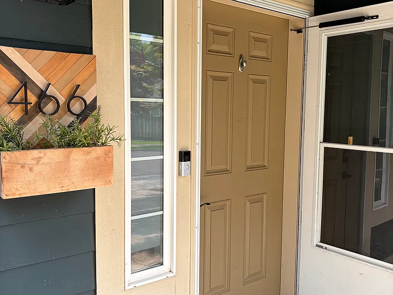 466 Corinne Dr — Photo 2