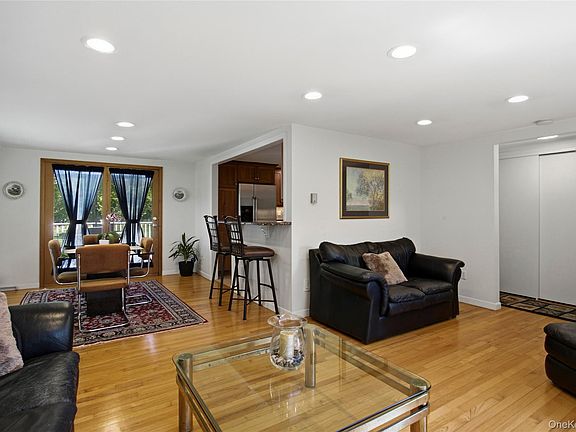 4th image of 32 Meadow Ridge Road