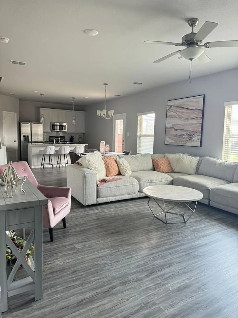 Bright & Spacious 4BR Home with Expansive Backyard — Photo 2