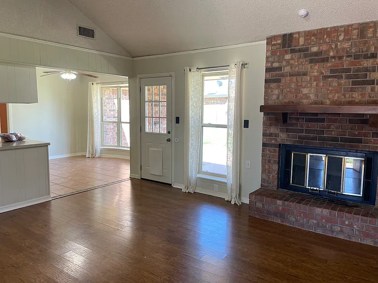 2215 Hunters Gln — Photo 3