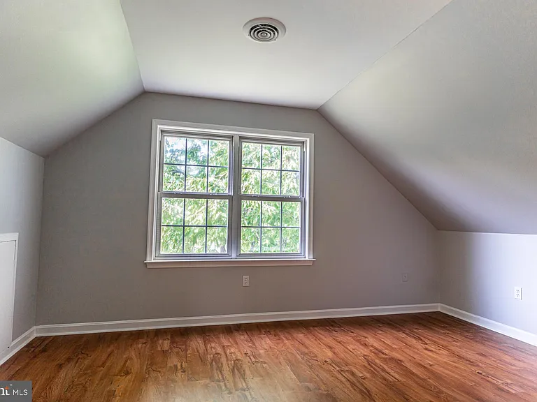 121 Nottingham Ct — Photo 29