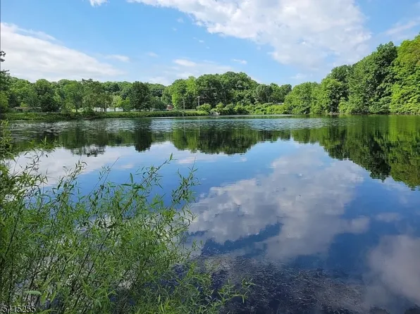 59 Woodland Dr, Vernon, NJ 07462