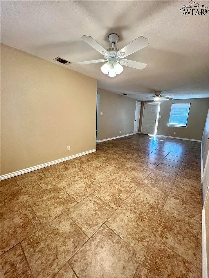 3 bed, 1.0 bath, 1117 sqft, $1,550 — Photo 3