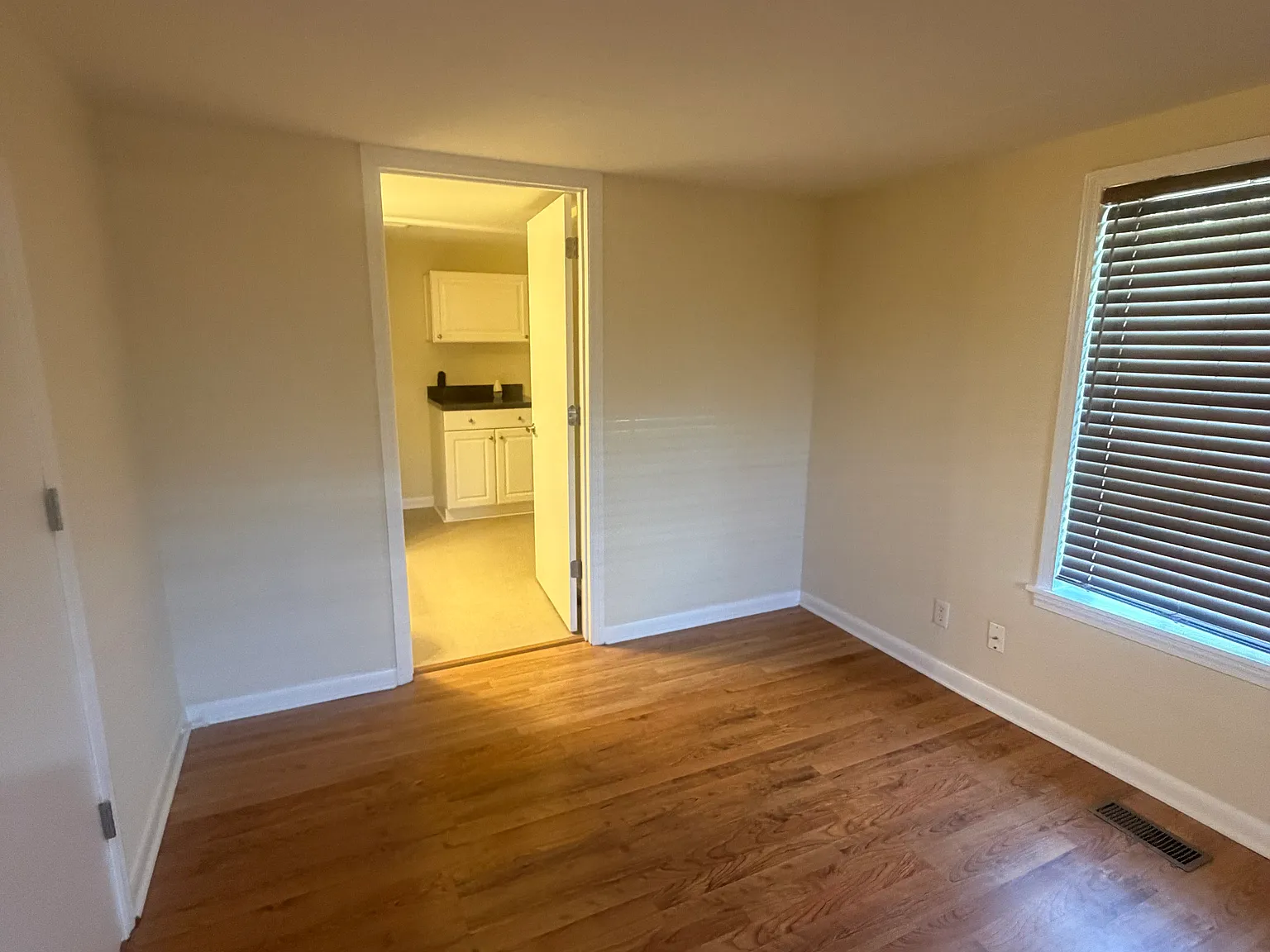 4 bed, 1040 sqft, $1,600 — Photo 3