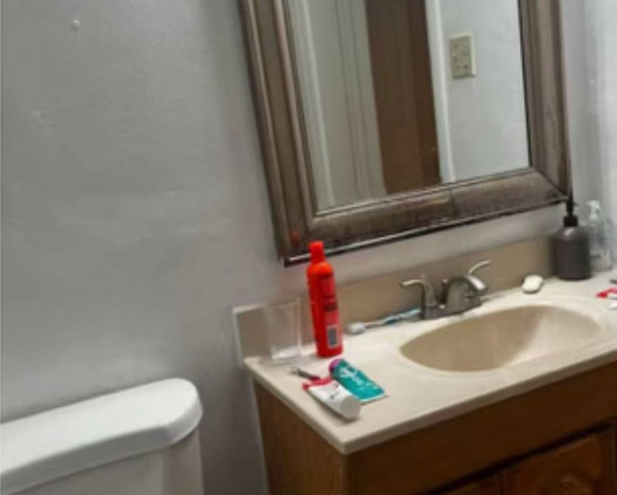 1st image of 631 Kendall Ave Room 1