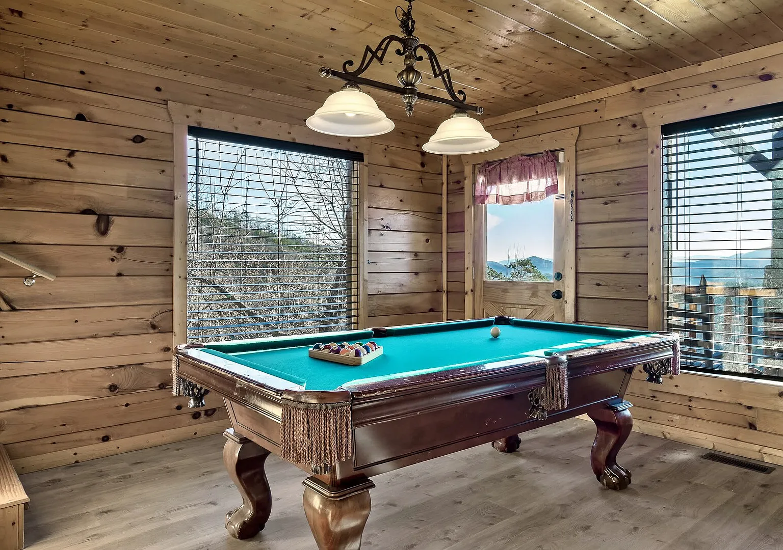 Sleeps 12 Mountain View Movie Room Dogs OK — Photo 3