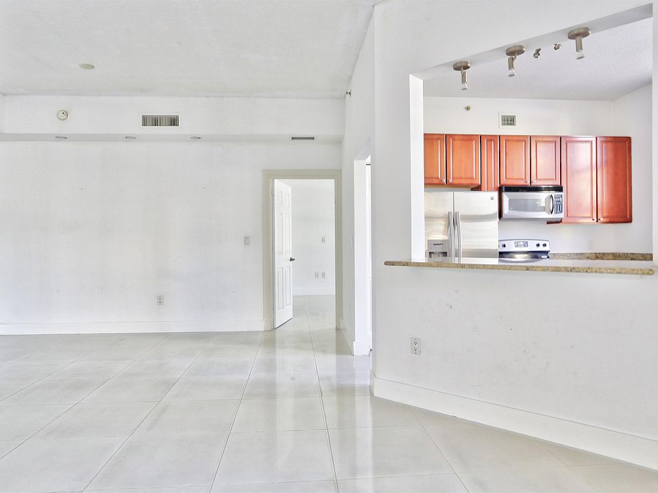 1st image of 3001 NE 185th St APT 211