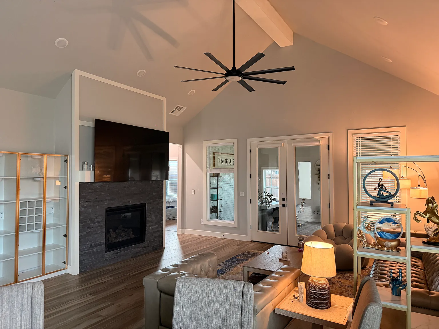 3 bed, 2400 sqft, $3,300 — Photo 2