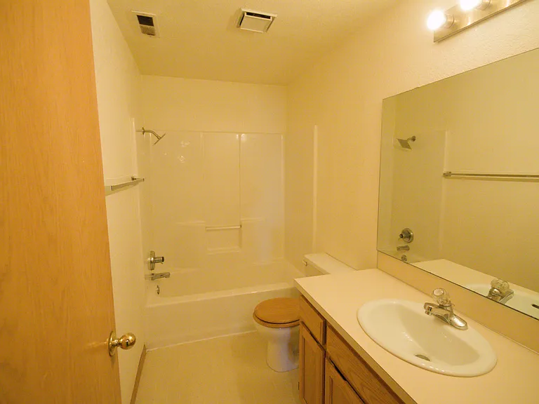 1819 Skyline Ct S — Photo 18