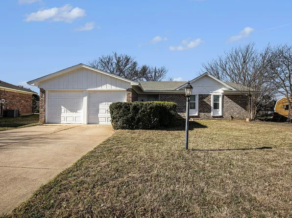 125 Roundtree Dr, Crowley, TX 76036