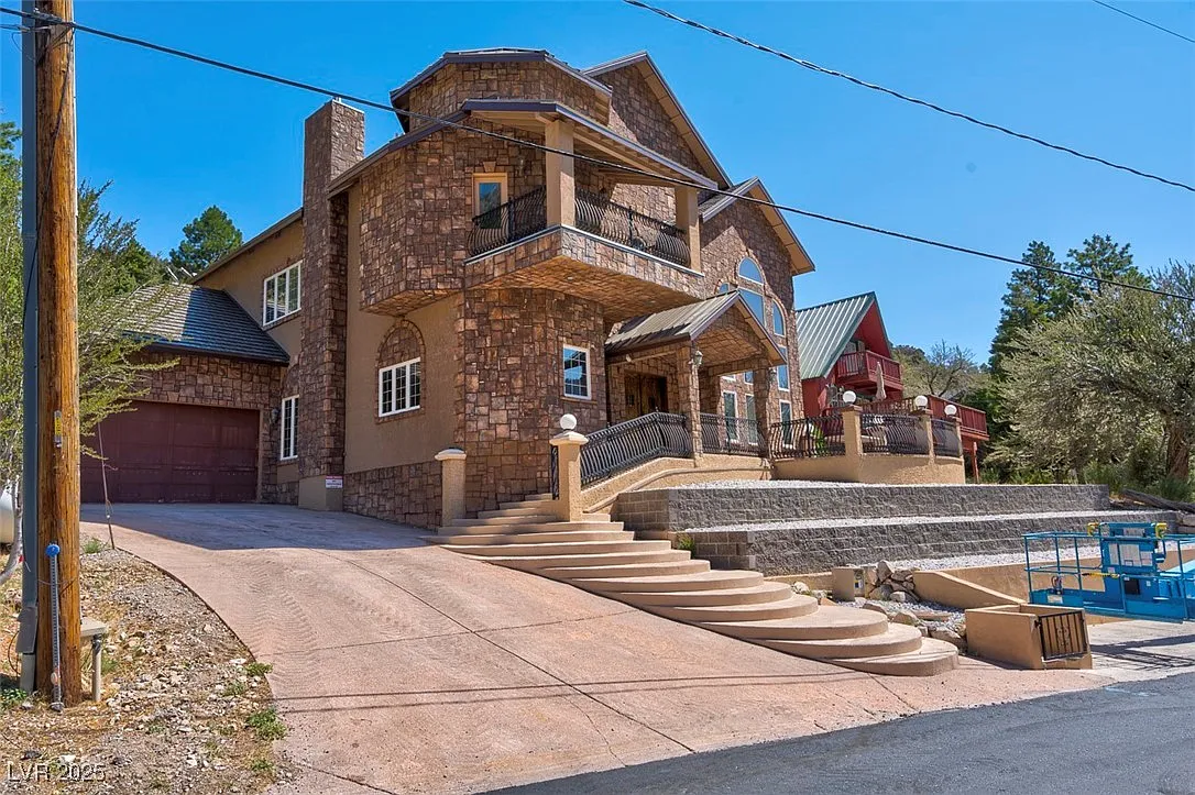 5 bed, 4.0 bath, 4510 sqft, $7,900 — Photo 1
