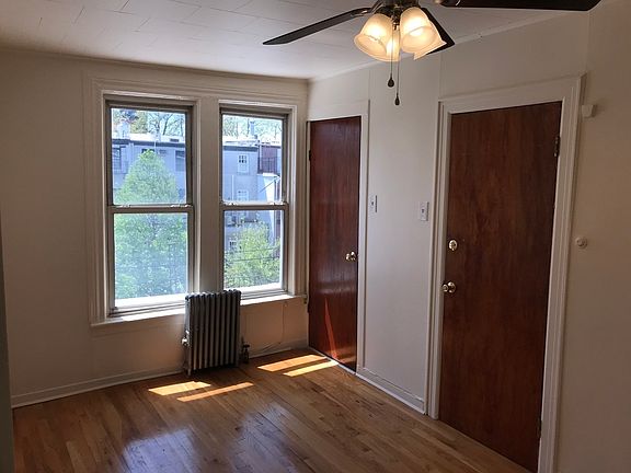 2nd image of 330 De Graw St #3