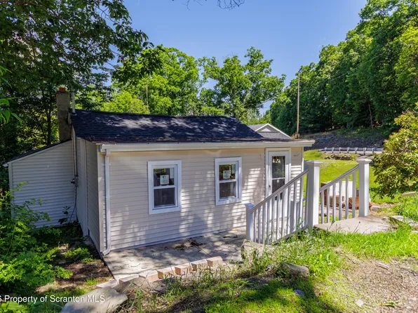 2 Washington St, Dallas, PA 18612