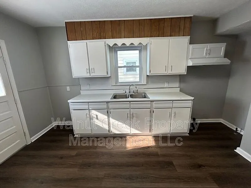 3 bed, 1.0 bath, 950 sqft, $1,295 — Photo 2