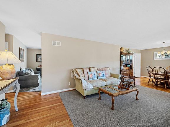 4th image of 9842 Barrington Dr