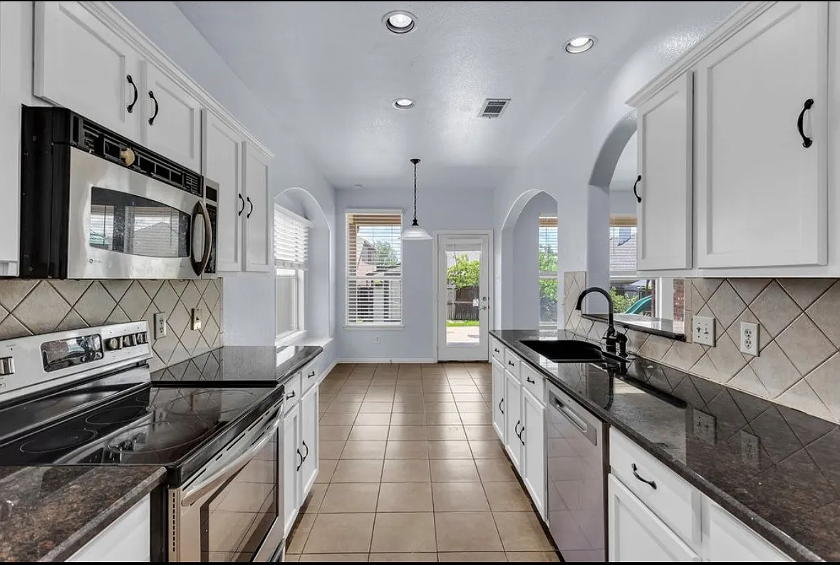 4 bed, 1595 sqft, $2,200 — Photo 4