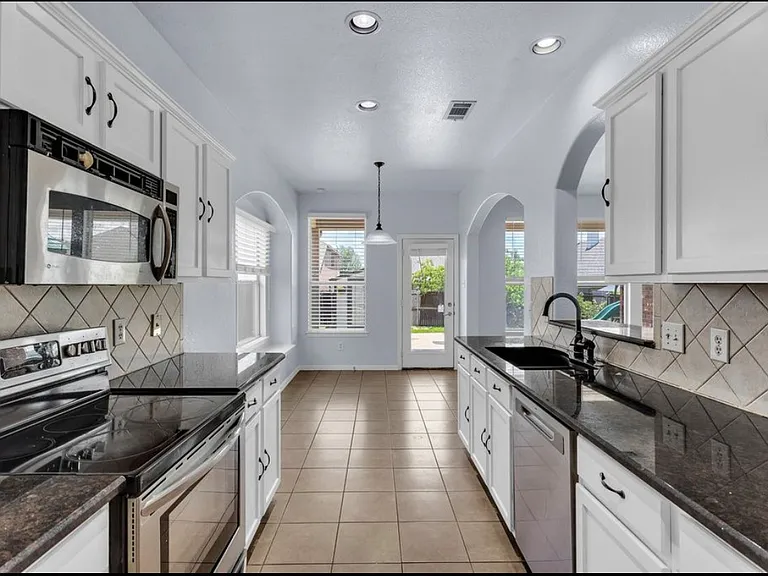 933 Bens Dr — Photo 4