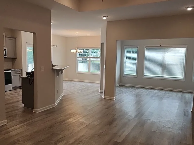 497 Hillsborough Dr — Photo 10