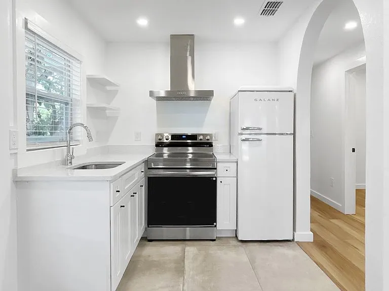4631 Queensboro Ave S — Photo 7