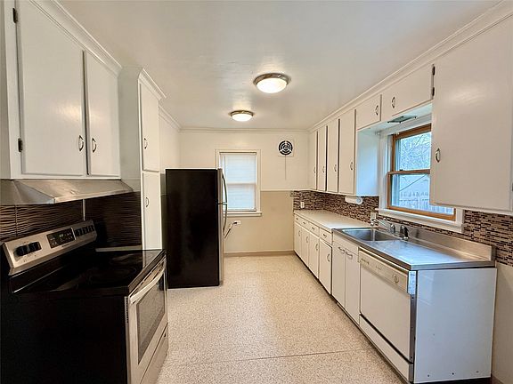 4th image of 84 Matthews St