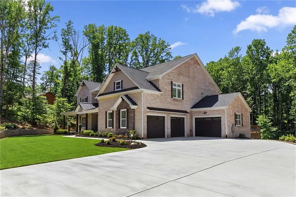 7 bed, 8.0 bath, 8392 sqft, $11,500 — Photo 2