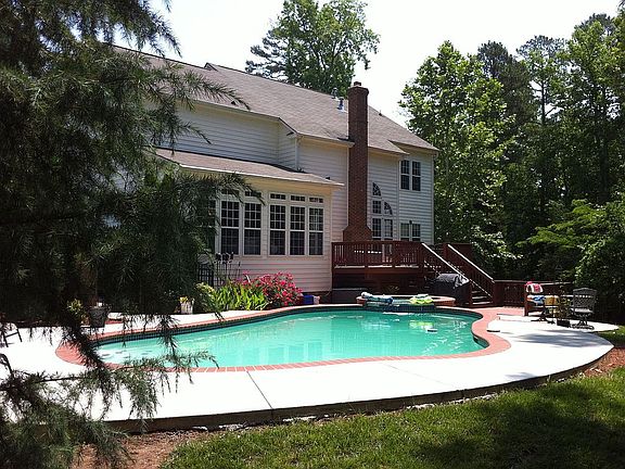 5th image of 221 Whitegrove Dr