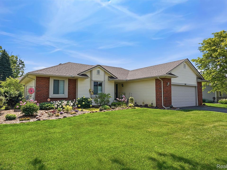 560 Alexander Dr, photo 2