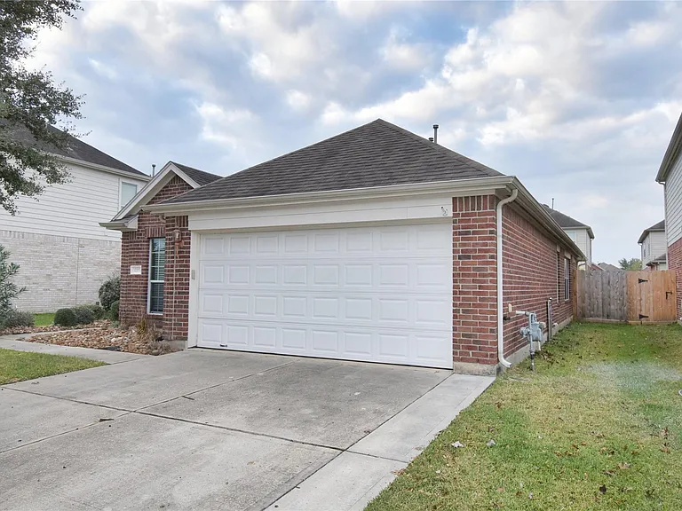 30315 Castle Forest Dr — Photo 2