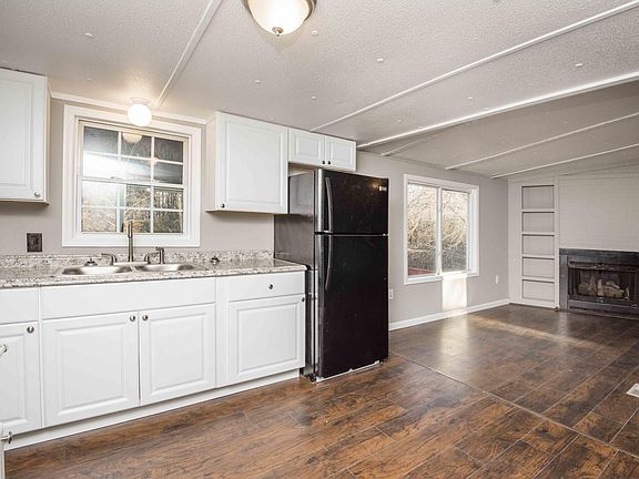 3rd image of 2722 Peterson Ln